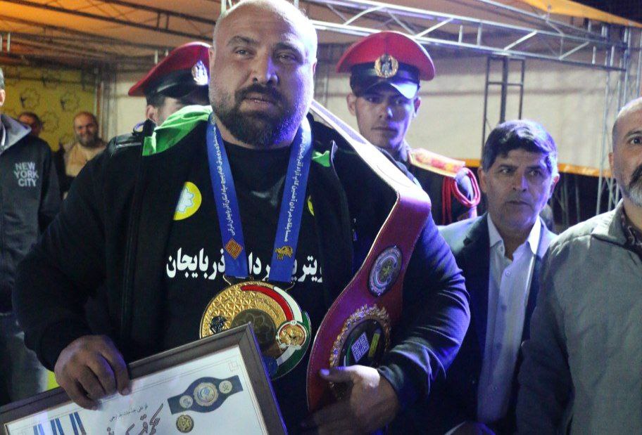 کمربند طلایی بر کمر شیر پیر