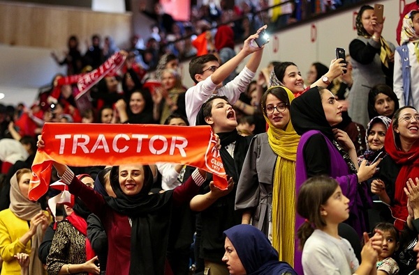بانوان تبریزی در راه ورزشگاه