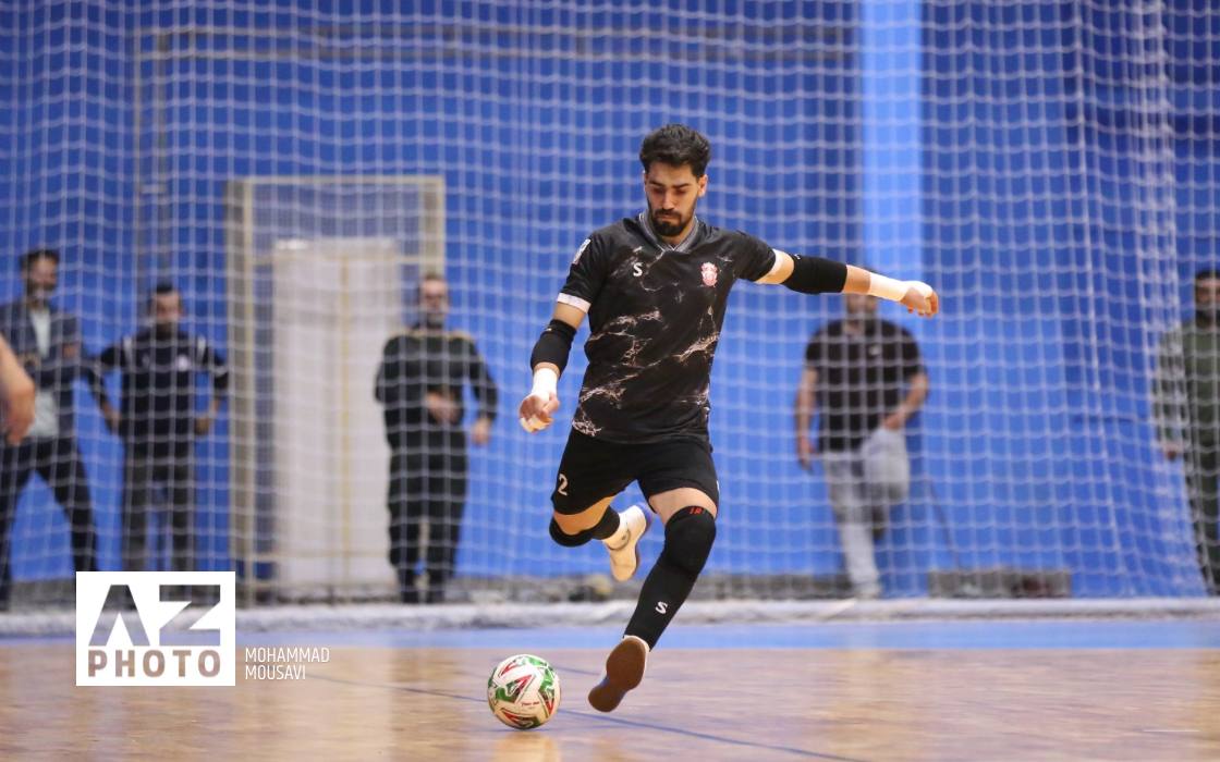 قفل سنگین مس روی دروازه فوتسال