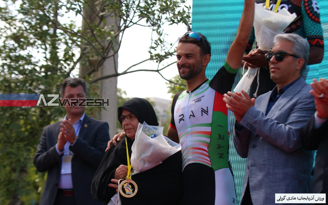 حرکت جالب قهرمان؛ مدال گردن مادر